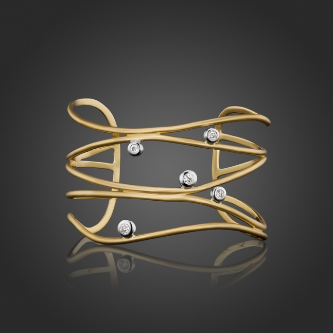Scribble Wide Ribbon Cuff Bracelet
18K yellow, white gold and diamond
3&amp;quot; x 2.5&amp;quot; x 2.0&amp;quot;
2018
